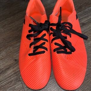 Nemesis Kids 4.5 neon orange soccer cleats